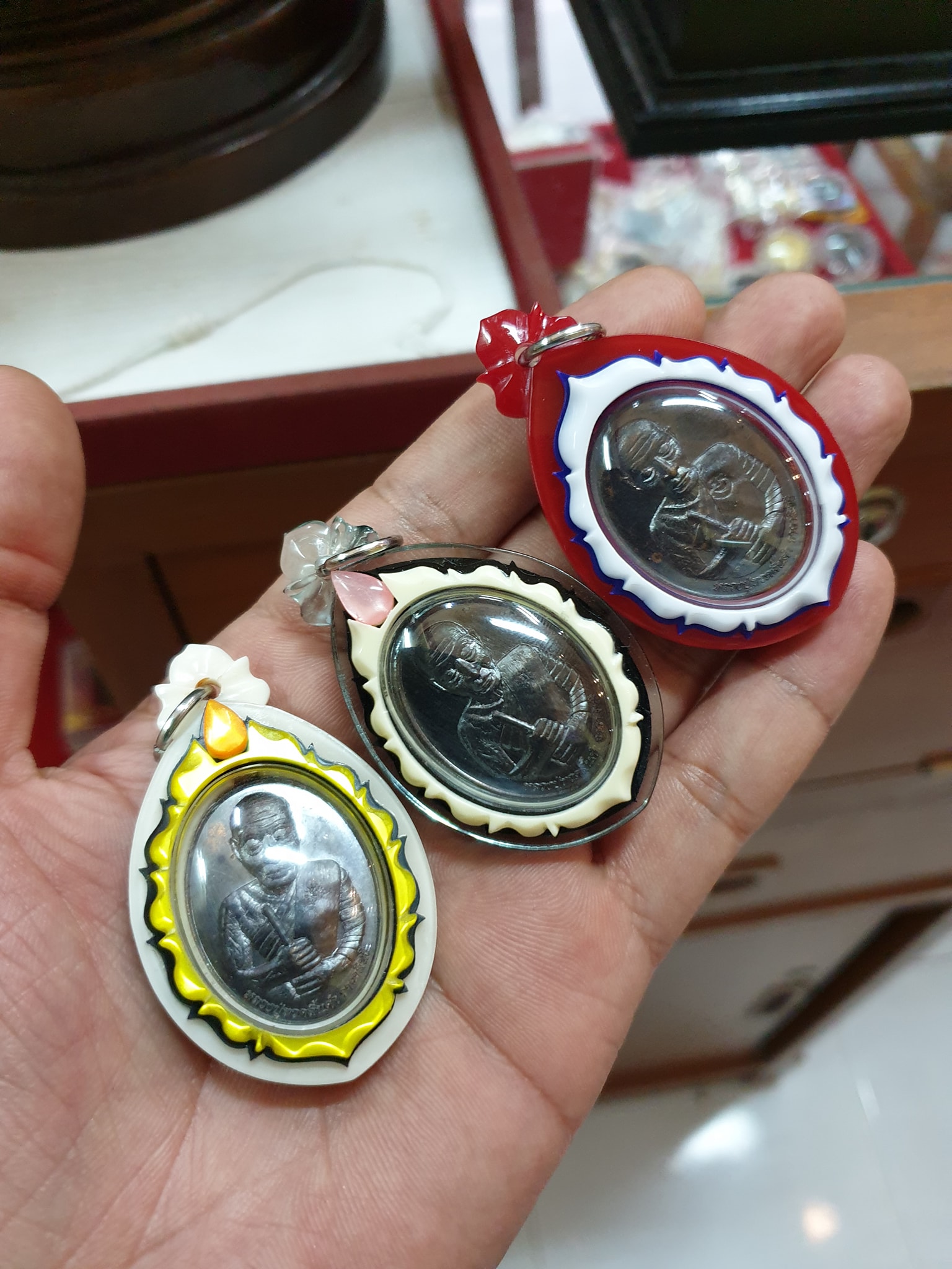 DS001 เหรียญหลวงปู่ทวดลิ้นดำ รุ่นแรก เพื่อสร้างตำหนัก ปี2561 (ไม่มีจาร) 龙普托灵丹双钱袋 塔堪版第一期61年(普通版)