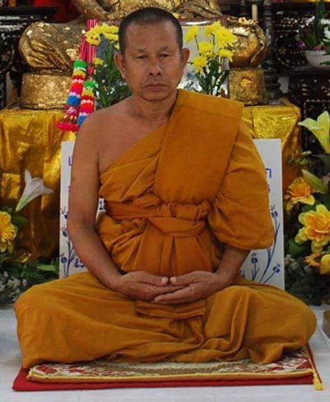 DS033/2.5 พระบูชาหลวงปู่ทวดลิ้นดำ วาจาสิทธิ์ รุ่นแรก ปี 2565 เนื้อไม้งิ้วดำ ตำหนักหลวงปู่ทสดลิ้นดำ ท่าข้าม สงขลา ขนาด 2.5 นิ้ว 黑木供奉型 2.5 寸