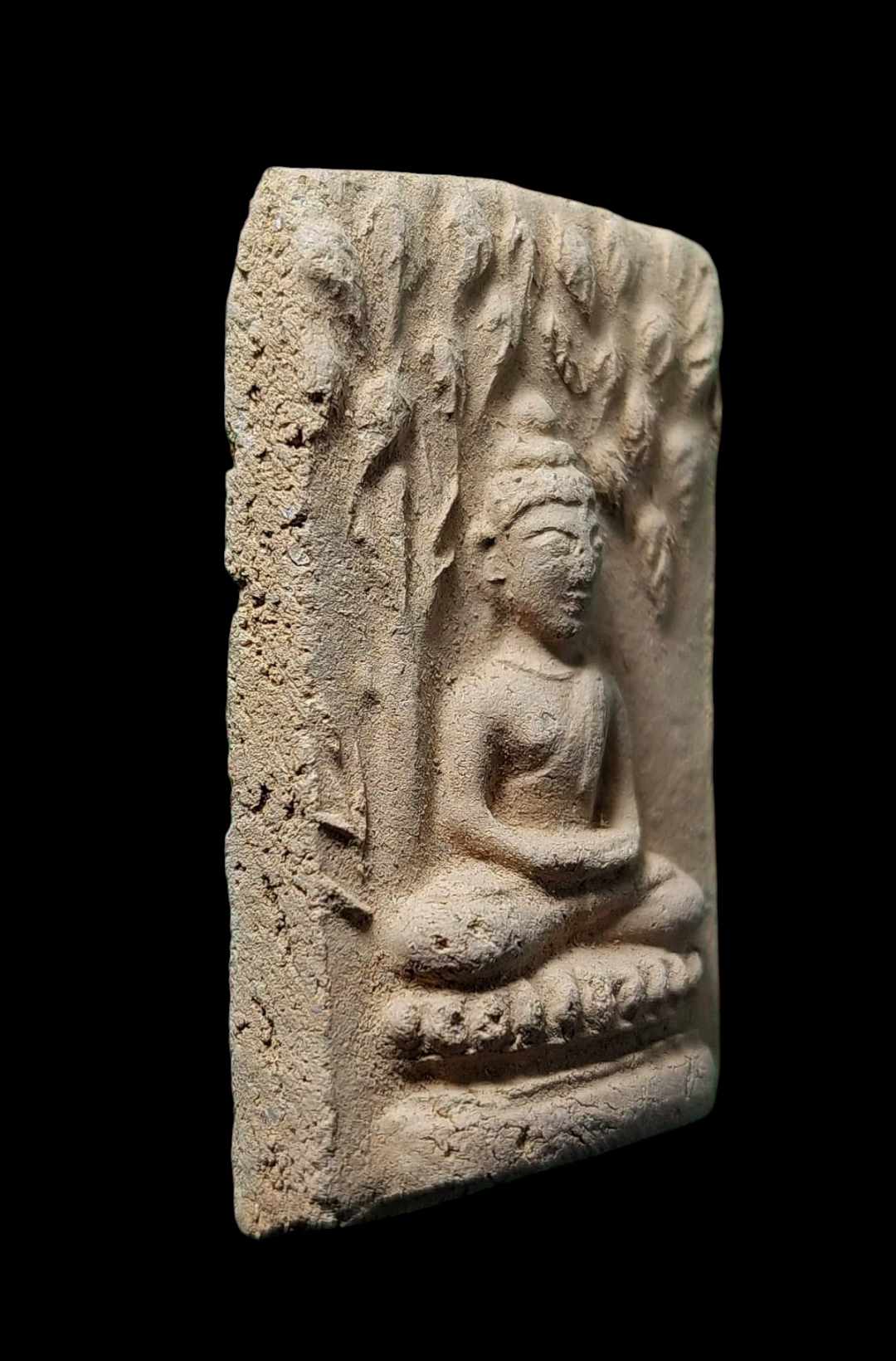 พระผงพรายสมุทร พ่อท่านเจิม ปรกโพธิ์ใหญ่ หลังฤฤา ปี2499 วัดหอยราก จ.นครศรีธรรมราช  博坡菩提大模 后面乐路符(ฤฤา) 龙婆贞 佛历2499/1956年  瓦怀乐寺 洛坤府