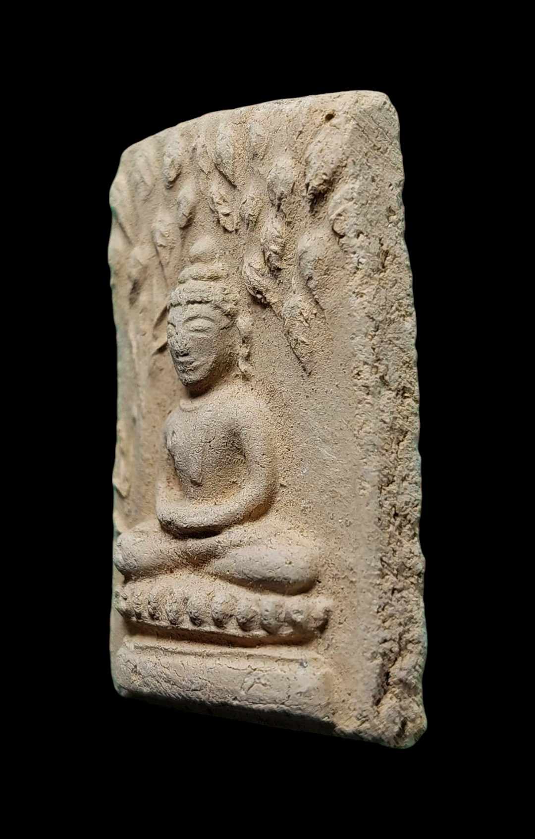 พระผงพรายสมุทร พ่อท่านเจิม ปรกโพธิ์ใหญ่ หลังฤฤา ปี2499 วัดหอยราก จ.นครศรีธรรมราช  博坡菩提大模 后面乐路符(ฤฤา) 龙婆贞 佛历2499/1956年  瓦怀乐寺 洛坤府